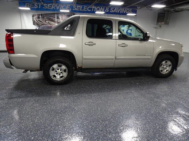used 2009 Chevrolet Avalanche car, priced at $11,111