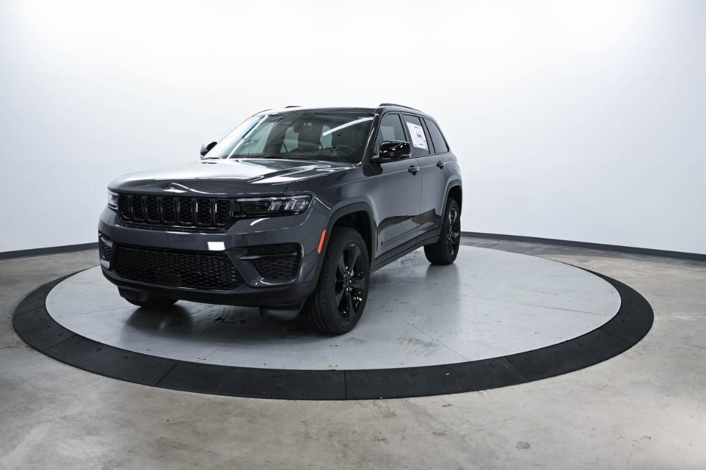 new 2025 Jeep Grand Cherokee car, priced at $40,175