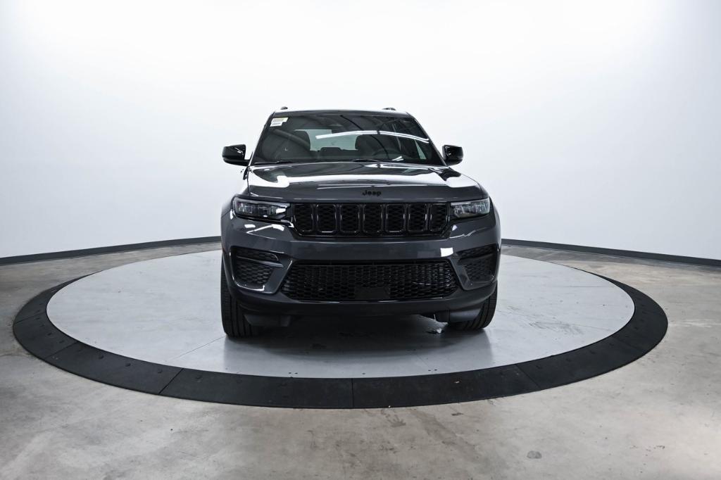 new 2025 Jeep Grand Cherokee car, priced at $40,175