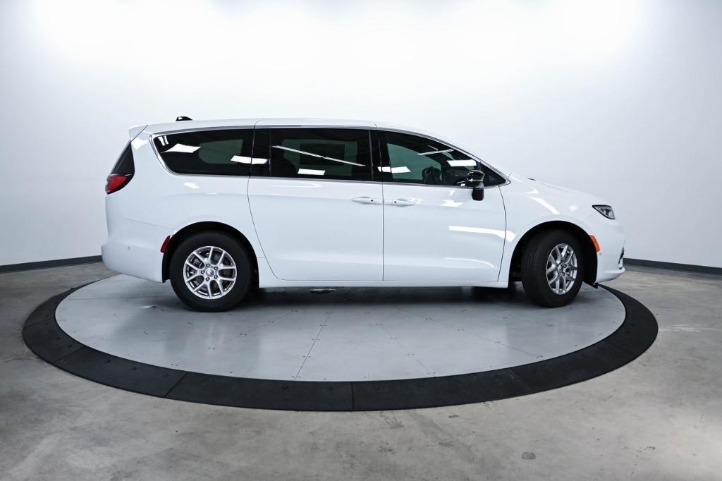 new 2025 Chrysler Pacifica car, priced at $42,425