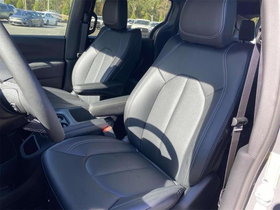 new 2025 Chrysler Pacifica car, priced at $41,640