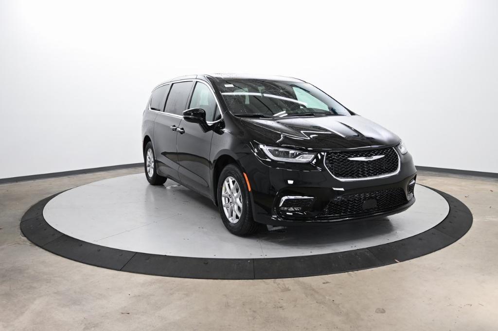 new 2025 Chrysler Pacifica car, priced at $40,645