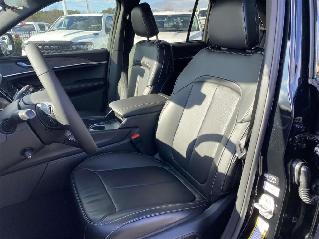 new 2025 Jeep Grand Cherokee car, priced at $52,230