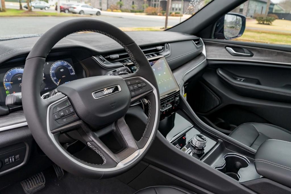 new 2025 Jeep Grand Cherokee car, priced at $46,535