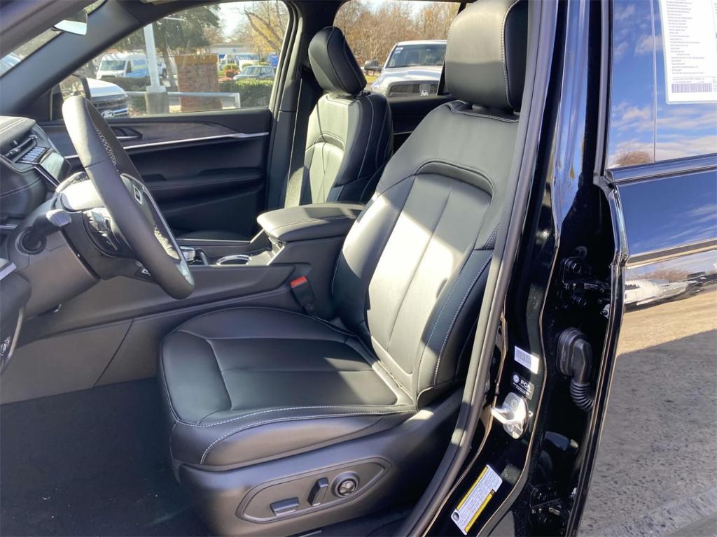 new 2025 Jeep Grand Cherokee car, priced at $46,535