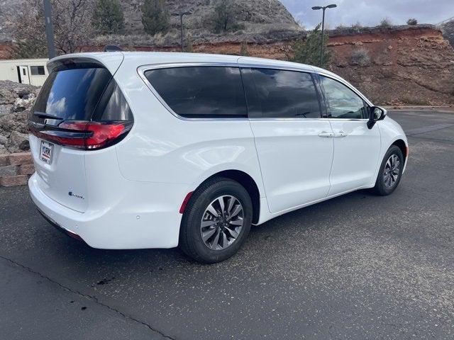 new 2023 Chrysler Pacifica Hybrid car, priced at $36,356