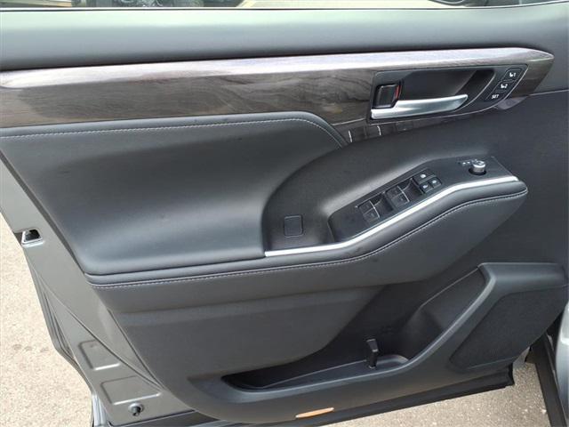 used 2025 Toyota Highlander Hybrid car, priced at $54,500