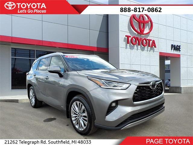used 2025 Toyota Highlander Hybrid car, priced at $54,500