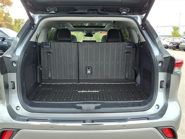 used 2025 Toyota Highlander Hybrid car, priced at $54,500