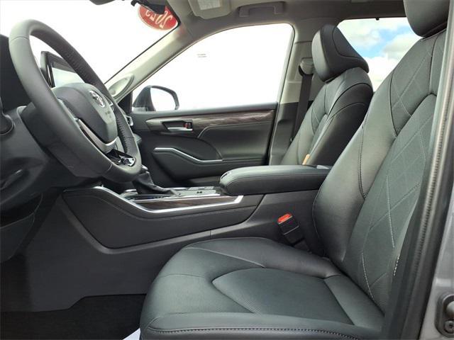 used 2025 Toyota Highlander Hybrid car, priced at $54,500