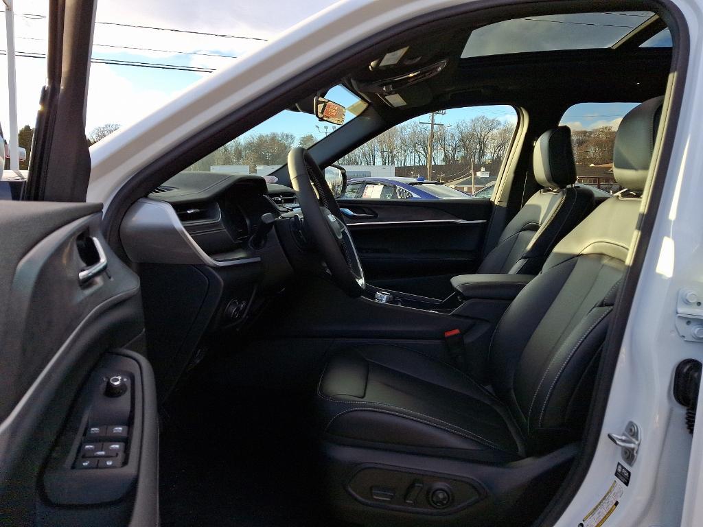 new 2025 Jeep Grand Cherokee car, priced at $51,535