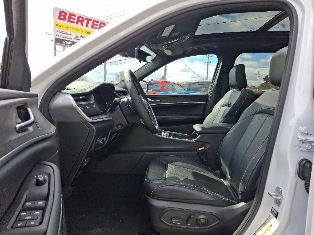 new 2025 Jeep Grand Cherokee car, priced at $54,457