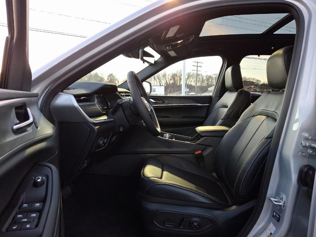 new 2025 Jeep Grand Cherokee car, priced at $52,130