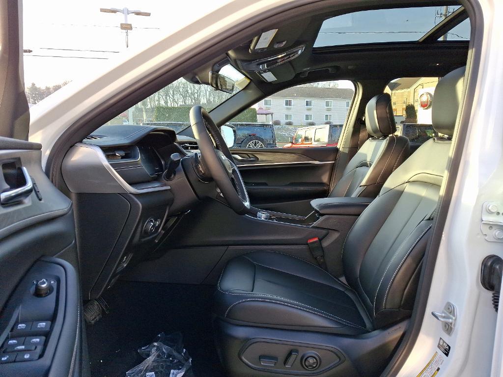 new 2025 Jeep Grand Cherokee car, priced at $52,014