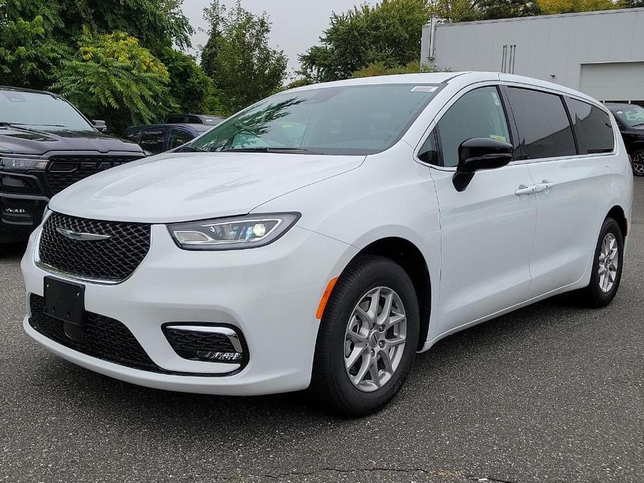 new 2024 Chrysler Pacifica car, priced at $41,659