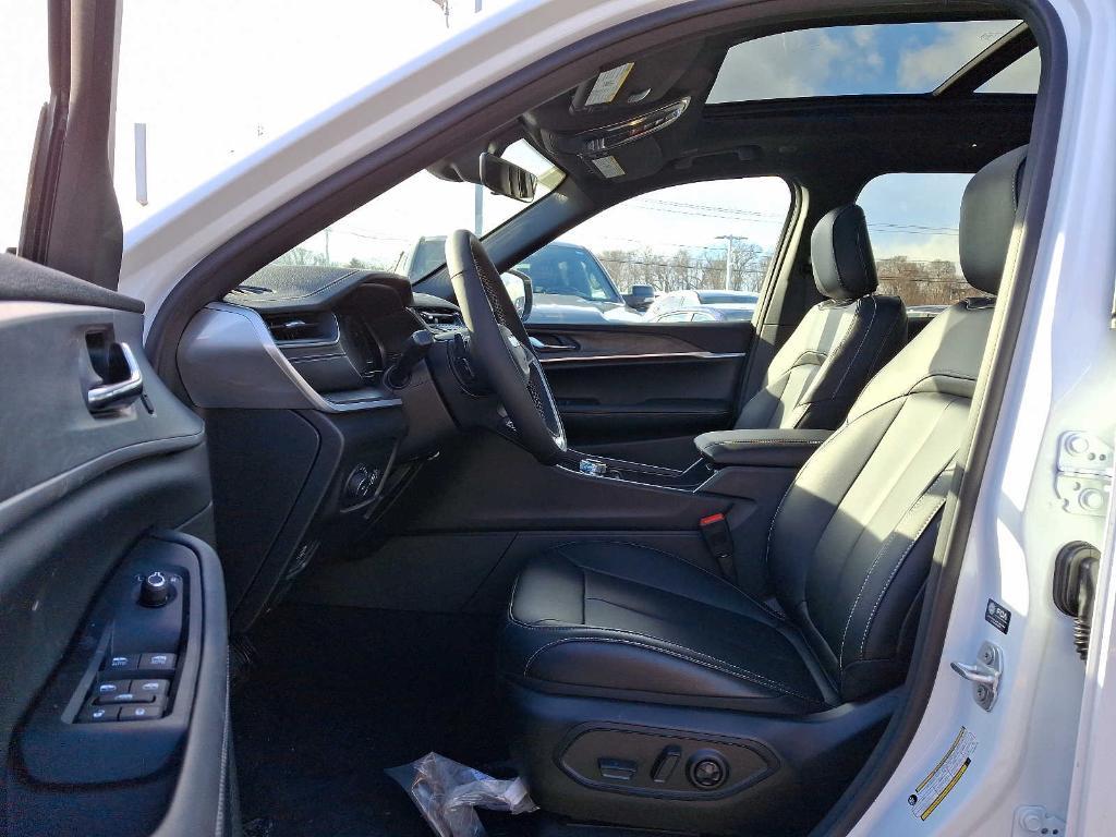 new 2025 Jeep Grand Cherokee car, priced at $47,940