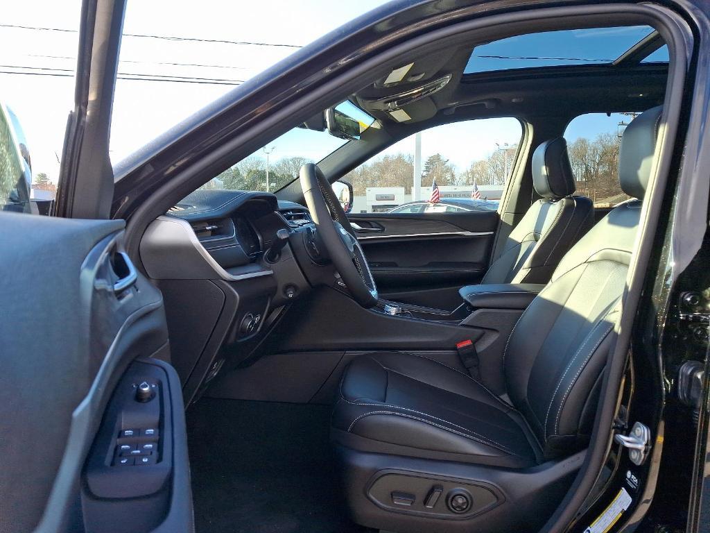 new 2025 Jeep Grand Cherokee car, priced at $52,130