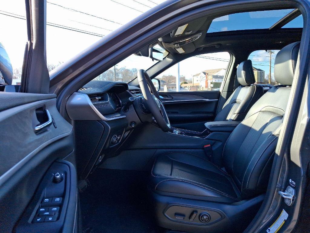 new 2025 Jeep Grand Cherokee car, priced at $55,061