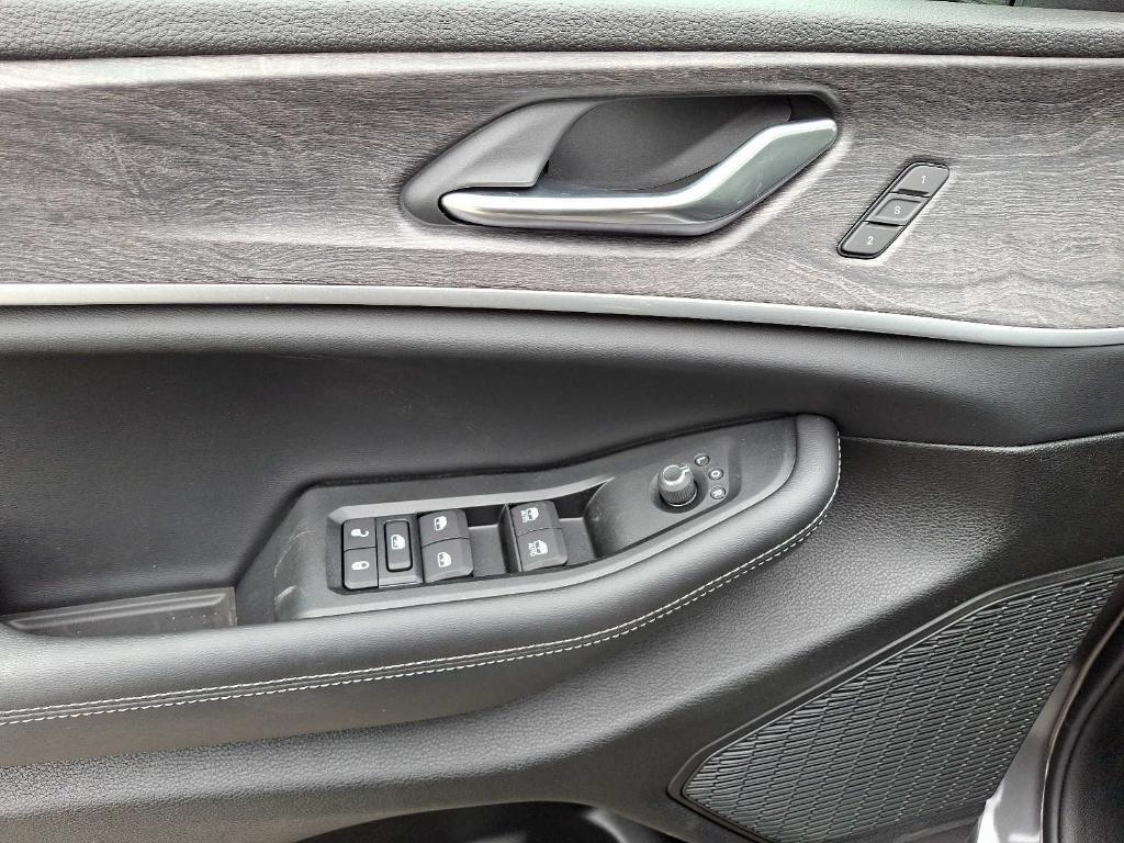 new 2025 Jeep Grand Cherokee car, priced at $51,930
