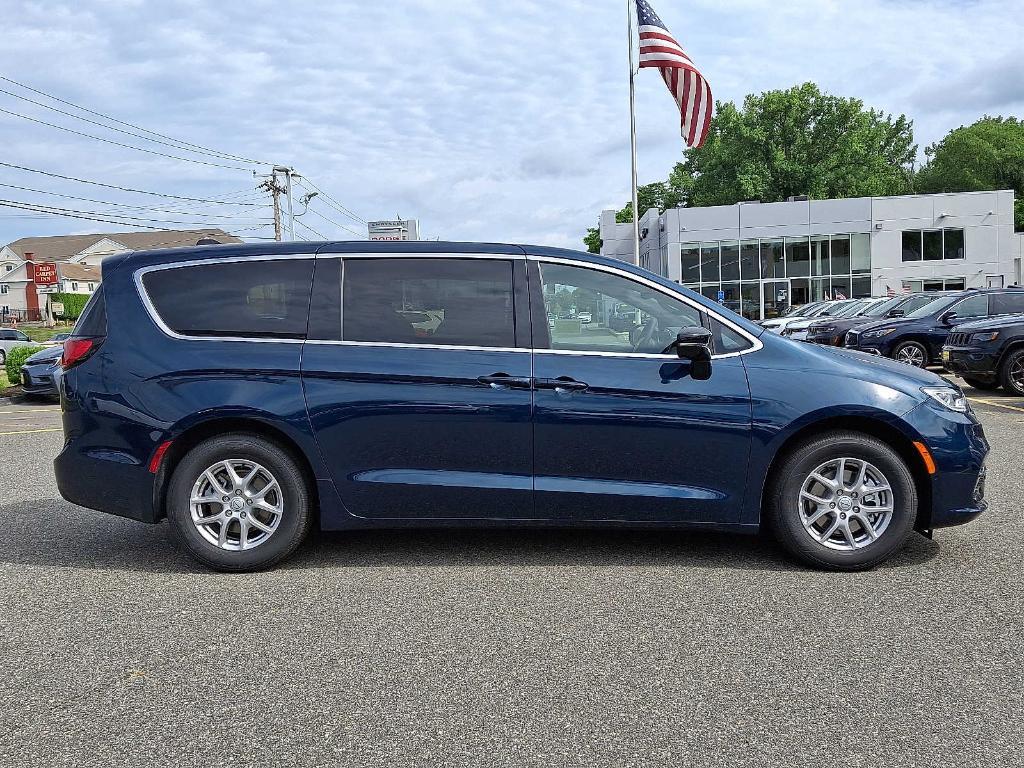 new 2025 Chrysler Pacifica car, priced at $43,966