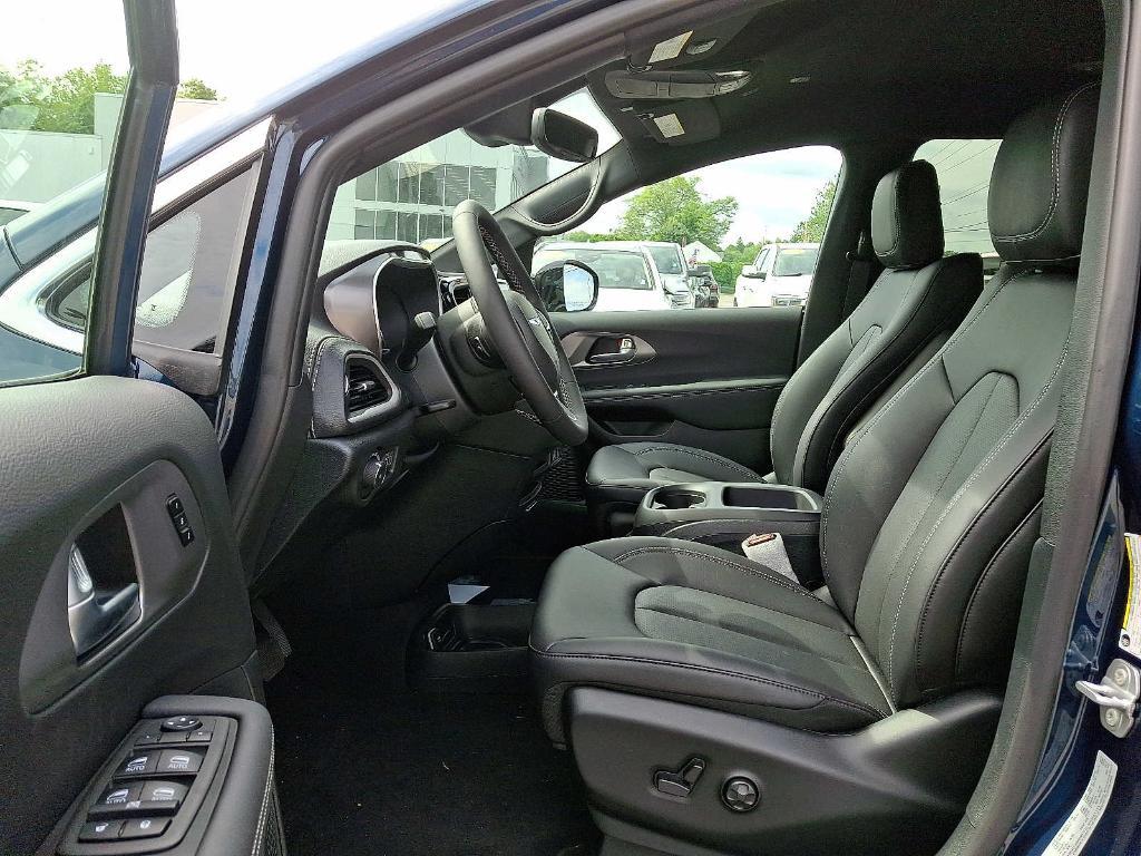 new 2025 Chrysler Pacifica car, priced at $43,966