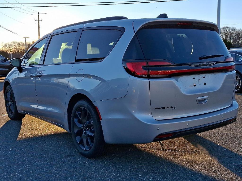 new 2024 Chrysler Pacifica car, priced at $38,481