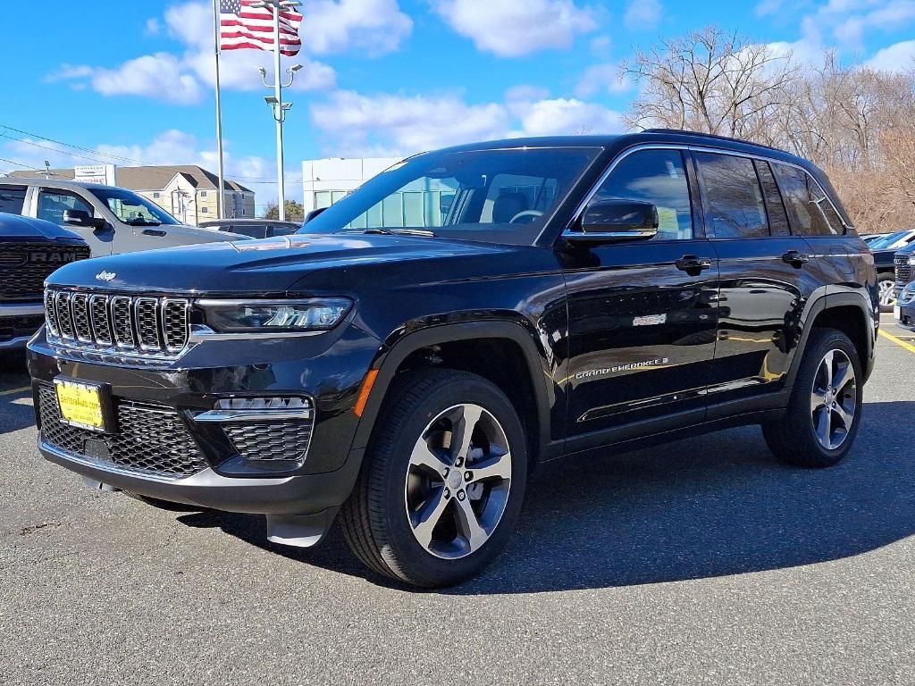 new 2025 Jeep Grand Cherokee car, priced at $50,884
