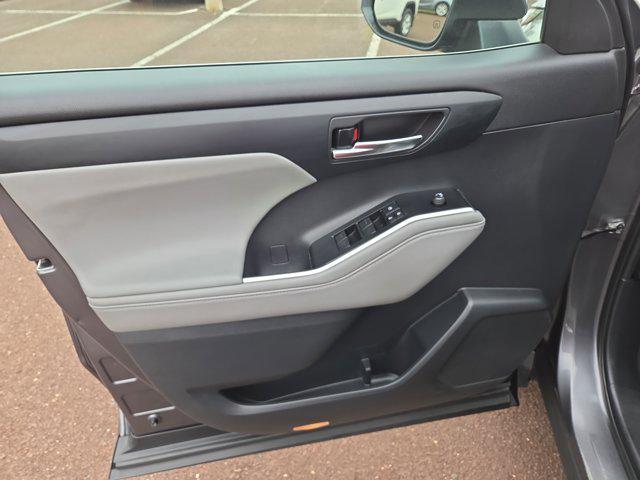 used 2022 Toyota Highlander car, priced at $43,114
