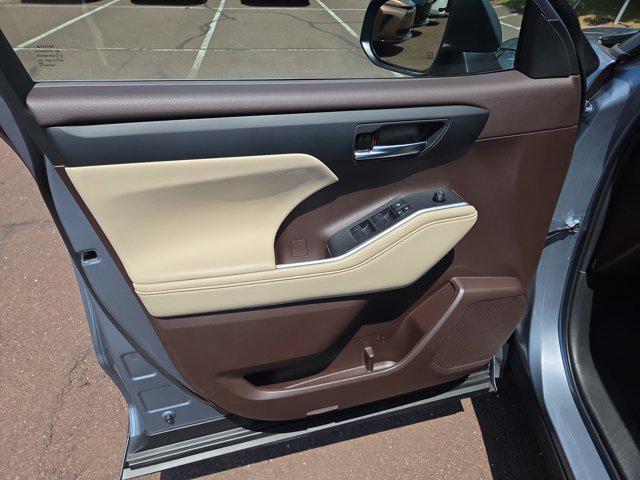 used 2022 Toyota Highlander car, priced at $37,758