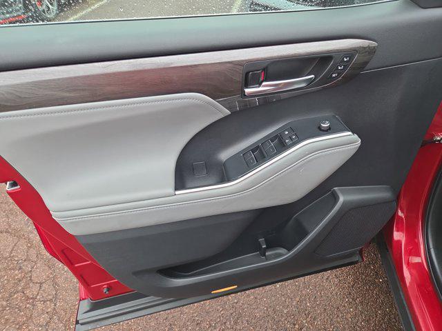 used 2022 Toyota Highlander Hybrid car, priced at $38,500