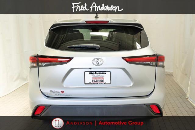 used 2022 Toyota Highlander car, priced at $32,100