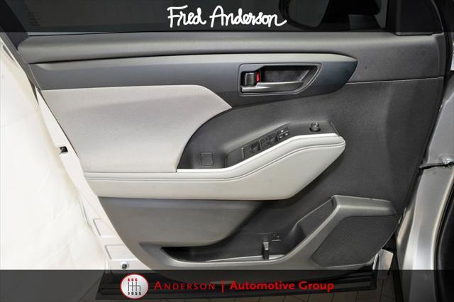 used 2022 Toyota Highlander car, priced at $32,100