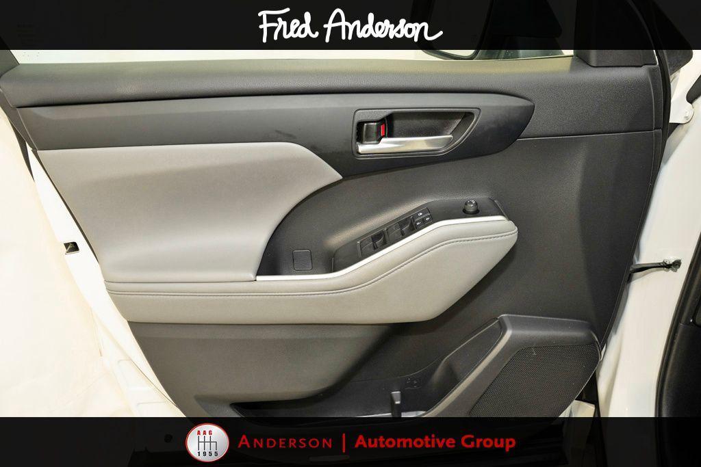 used 2022 Toyota Highlander car, priced at $31,237