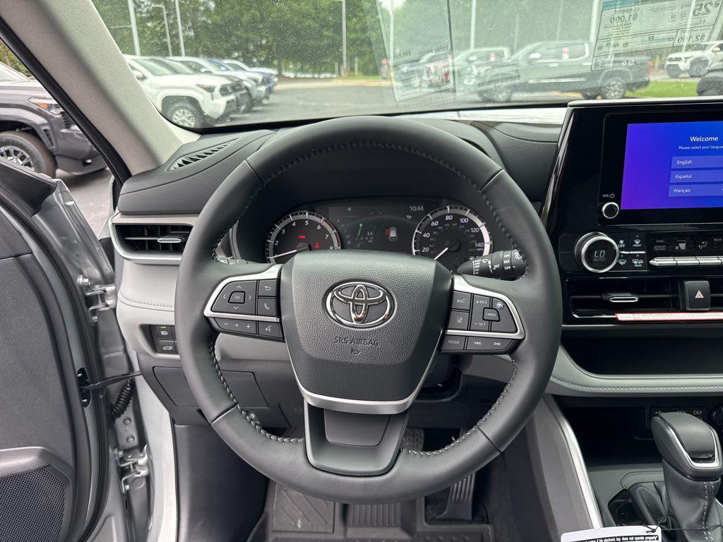 new 2025 Toyota Highlander car, priced at $44,234