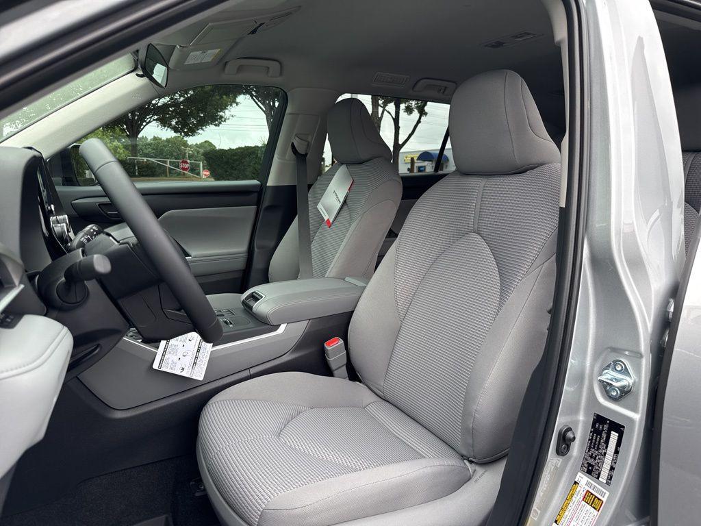 new 2025 Toyota Highlander car, priced at $44,234