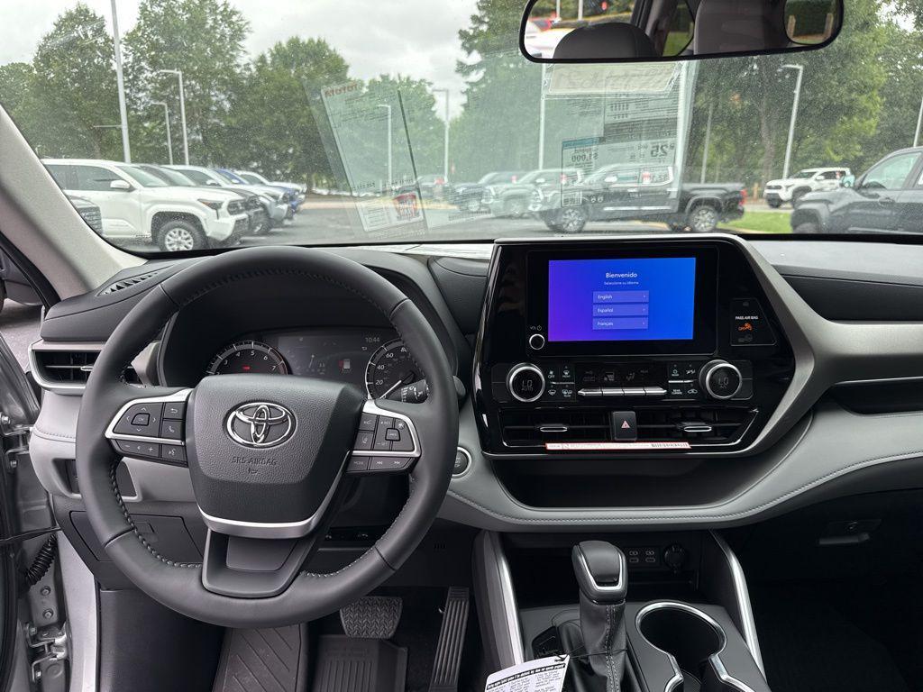 new 2025 Toyota Highlander car, priced at $44,234