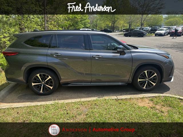 used 2022 Toyota Highlander car, priced at $34,100