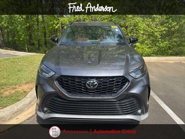 used 2022 Toyota Highlander car, priced at $34,100