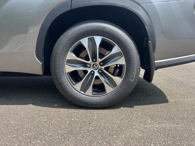 new 2025 Toyota Highlander car, priced at $47,028