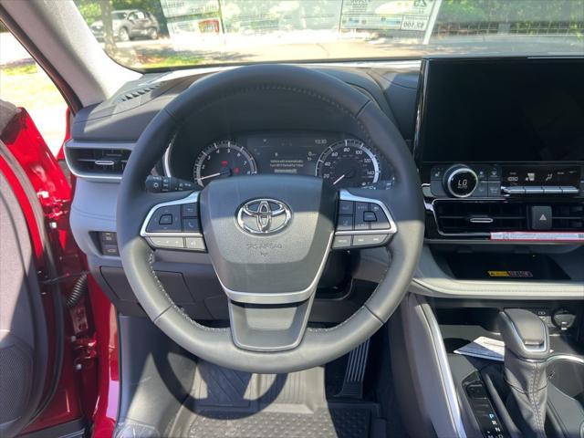 new 2025 Toyota Highlander car, priced at $48,913