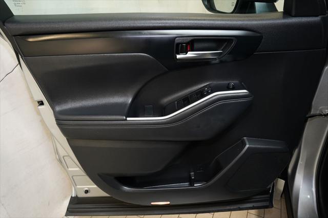 used 2022 Toyota Highlander car, priced at $37,014