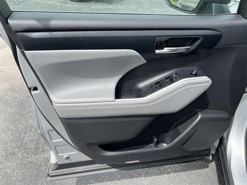 used 2022 Toyota Highlander car, priced at $34,833