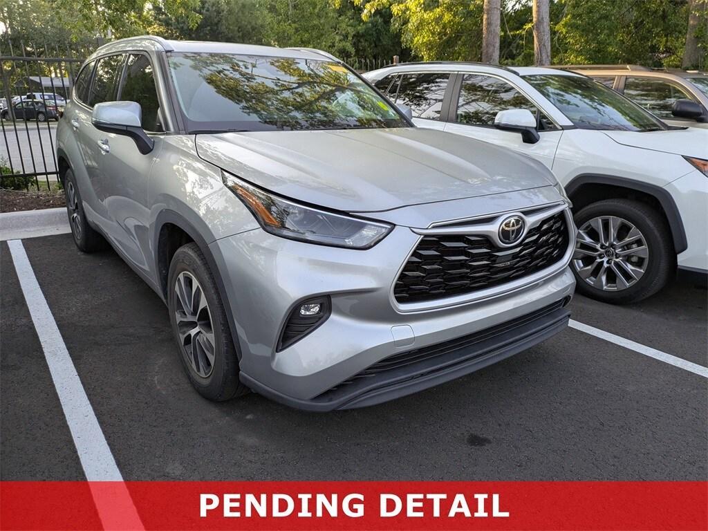 used 2022 Toyota Highlander car, priced at $38,231