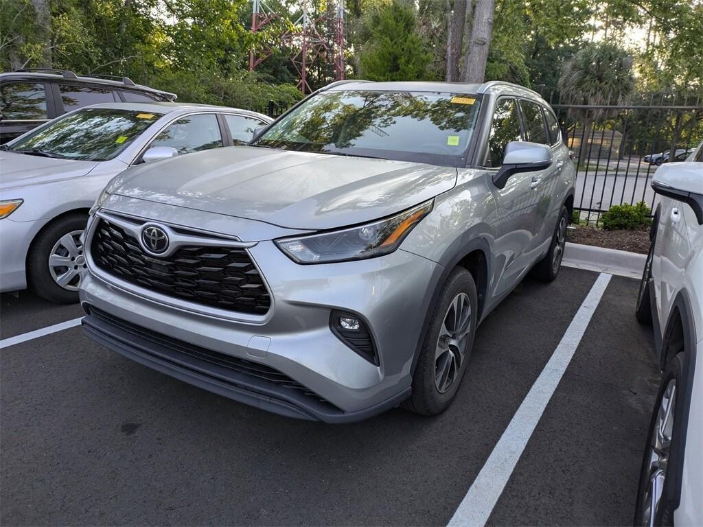 used 2022 Toyota Highlander car, priced at $38,231