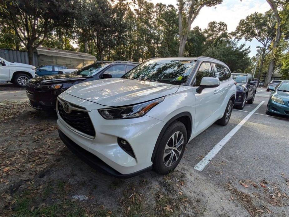 used 2022 Toyota Highlander car, priced at $36,531