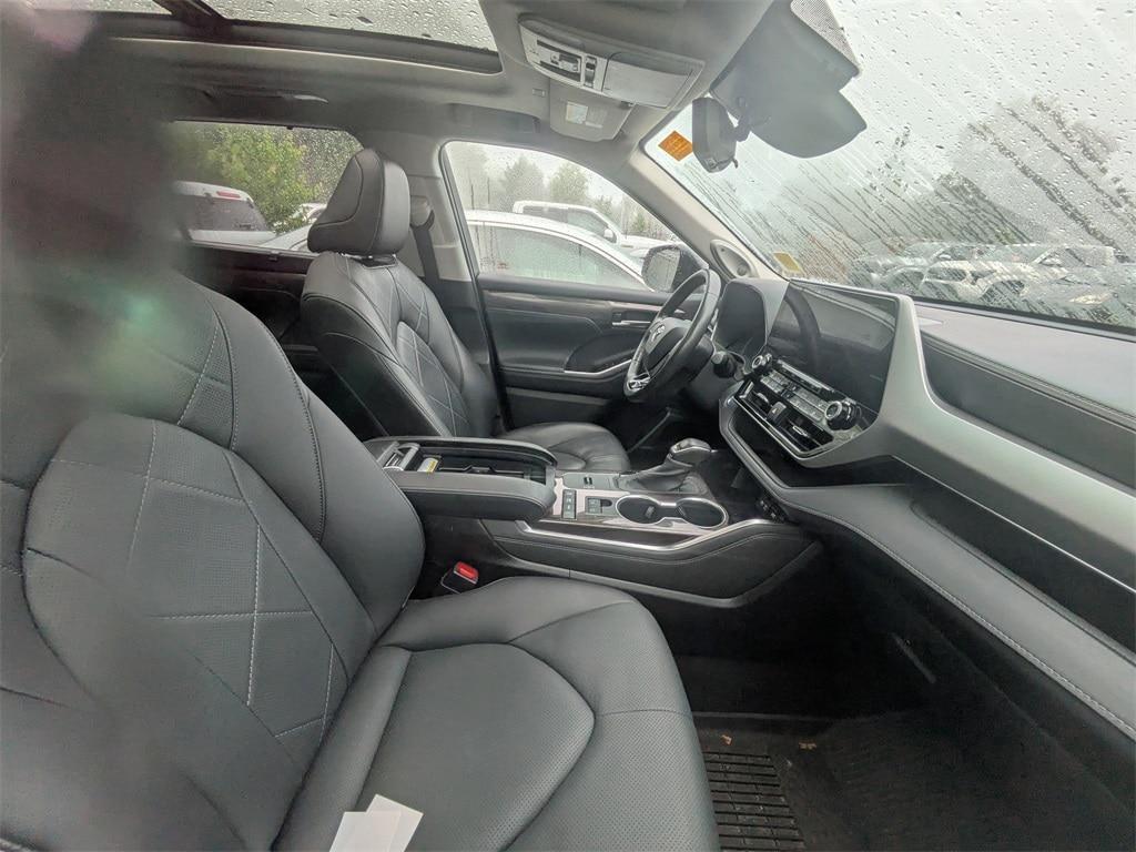 used 2020 Toyota Highlander Hybrid car, priced at $37,931