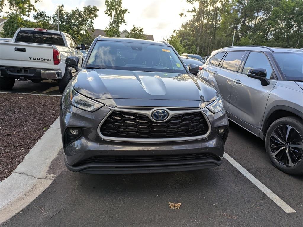 used 2022 Toyota Highlander Hybrid car, priced at $38,431