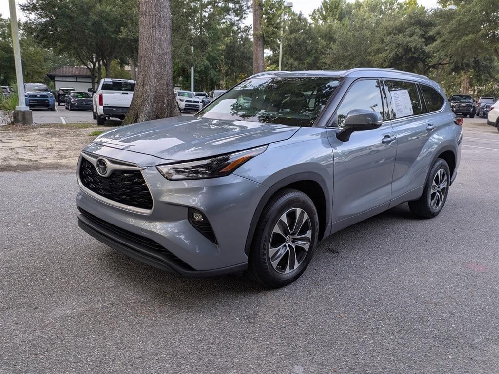 used 2022 Toyota Highlander car, priced at $37,331