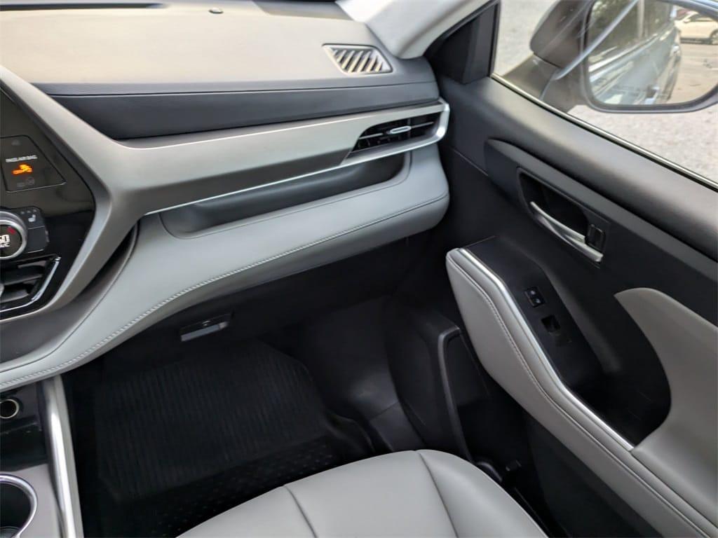 used 2022 Toyota Highlander car, priced at $37,331