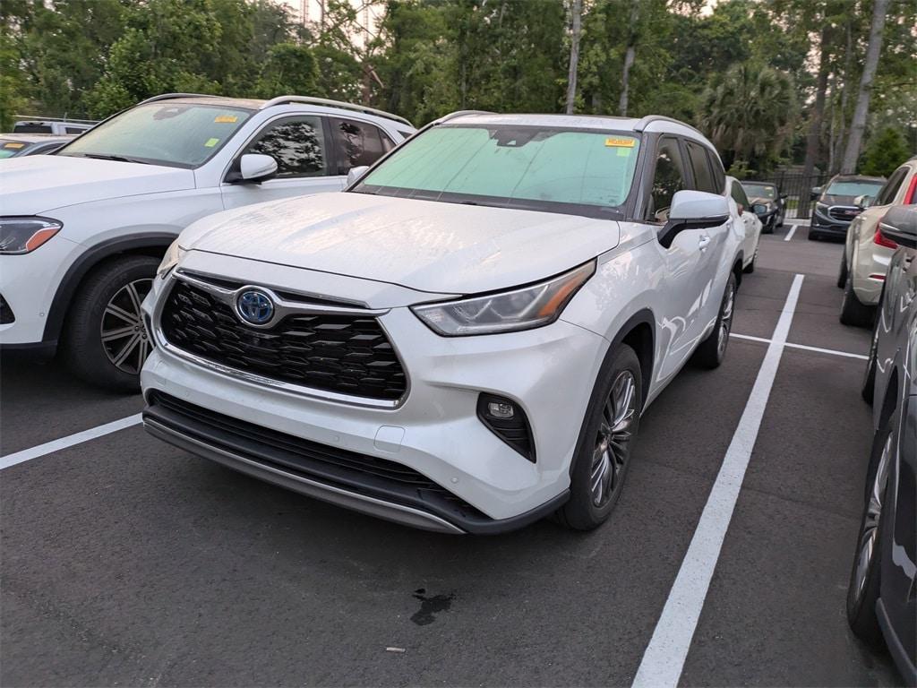 used 2022 Toyota Highlander Hybrid car, priced at $42,231
